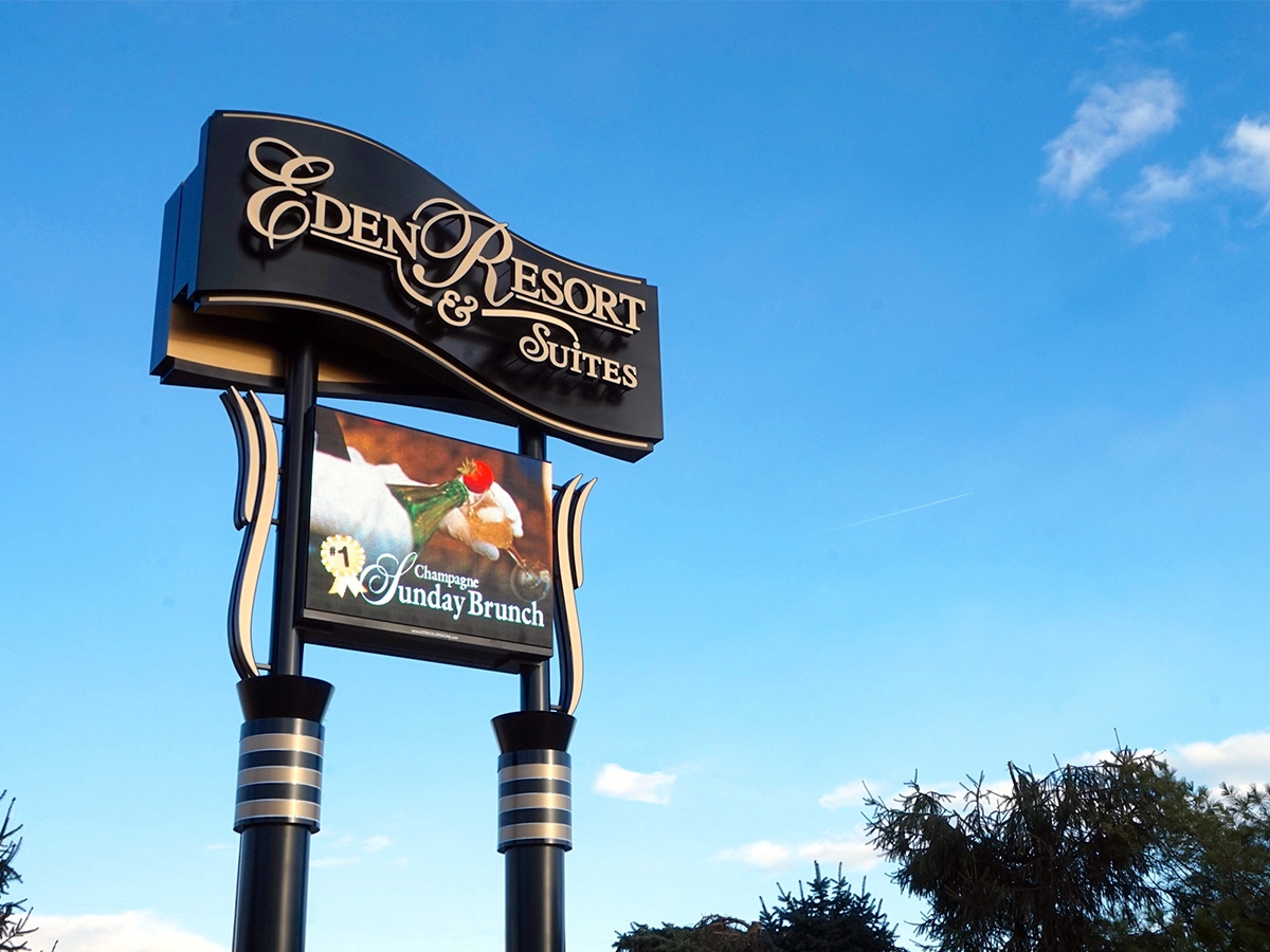 Eden Resort; 12mm, 7'5" x 9'1", Lancaster, PA