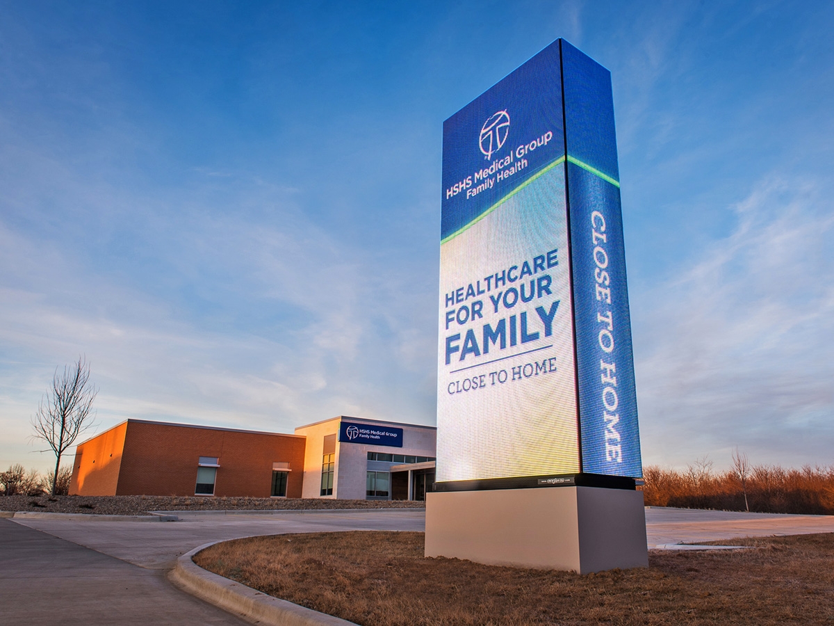 HSHS Medical Group; 16mm, 16'4" x 18' Mitered Monolith, Chatham, IL